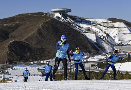 (miniature) Des sportifs participent à une session d'entrainement au Centre national de ski de fond à Zhangjiakou