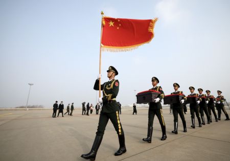 (miniature) Les gardes d'honneur chinois transportent les cercueils contenant les dépouilles de martyrs des Volontaires du peuple chinois (VPC) jusqu'à un avion de l'armée de l'Air