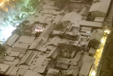 (miniature) Un quartier résidentiel traditionnel au milieu des chutes de neige à Beijing