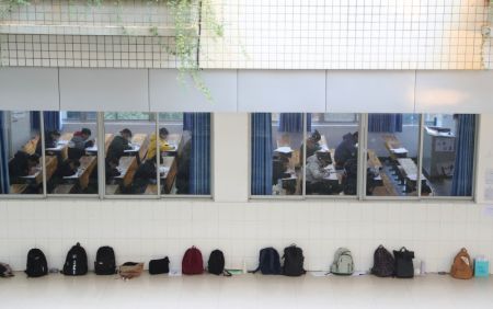 (miniature) Des candidats participent à l'examen d'admission au troisième cycle dans un centre d'examen à l'Université Nanhua