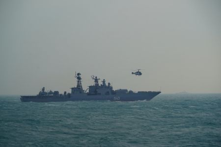 (miniature) Un hélicoptère de la marine russe décolle lors des exercices navals conjoints Joint Sea 2022