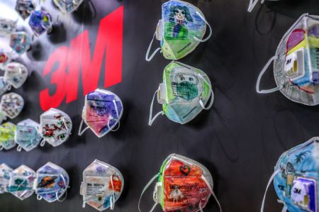 (miniature) Des masques peints à la main sur le stand de la société américaine 3M dans la zone spéciale dédiée à la santé publique et la prévention épidémique