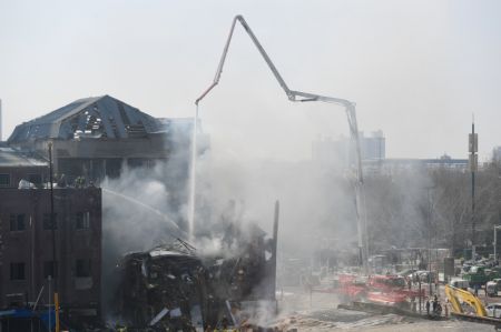 (miniature) Des secouristes sur le site d'une explosion survenue à Yanjiao