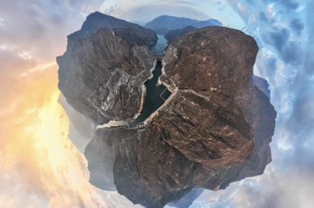 (miniature) Vue panoramique aérienne de la centrale hydroélectrique de Wudongde située dans la zone limitrophe entre les provinces du Sichuan et du Yunnan