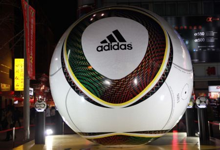 (miniature) ballon de football géant (Adidas Jabulani)