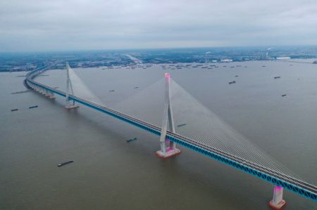(miniature) Photo aérienne d'un pont reliant Nantong et Zhangjiagang dans la province chinoise du Jiangsu (est)