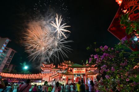 (miniature) Feux d'artifice au-dessus du temple Thean Hou pour célébrer le Nouvel An lunaire chinois à Kuala Lumpur en Malaisie