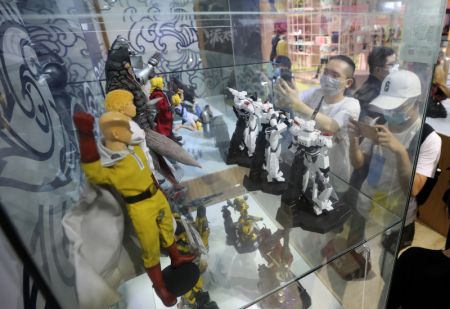 (miniature) Des gens prennent des photos de figurines de dessins animés à ChinaJoy 2020 à Shanghai