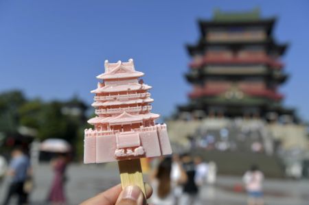 (miniature) Une glace en forme de pavillon Tengwang devant le site panoramique du pavillon Tengwang à Nanchang