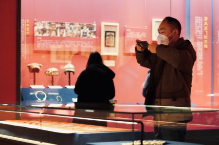 (miniature) Des visiteurs lors d'une exposition au musée de Changsha à Changsha
