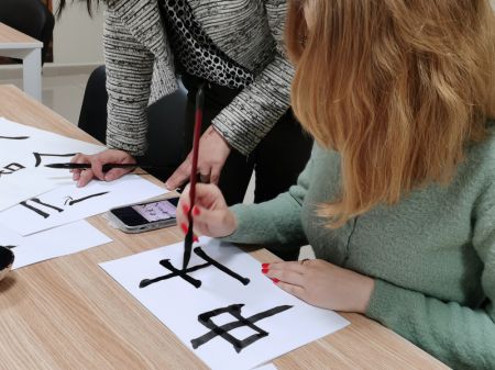 (miniature) Une enseignante enseigne la calligraphie chinoise à son élève à l'Université Nevsehir Haci Bektas Veli