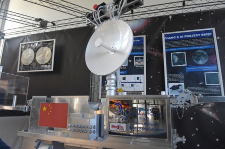 (miniature) Photo prise le 28 septembre montrant une maquette du rover lunaire chinois Yutu au centre international de Vienne