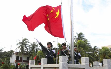 (miniature) Une cérémonie de lever du drapeau national se tient pour célébrer le 73e anniversaire de la fondation de la République populaire de Chine