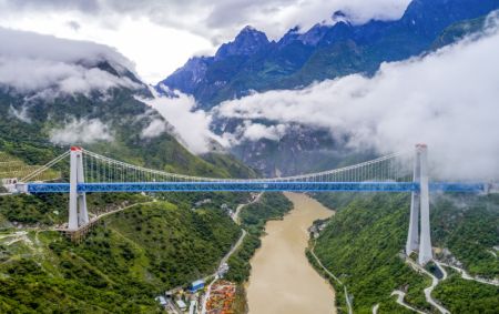 (miniature) Photo aérienne prise le 27 juillet 2022 montrant la vue du grand pont de la rivière Jinsha sur la ligne du chemin de fer Lijiang-Shangri-La dans la province du Yunnan (sud-ouest)