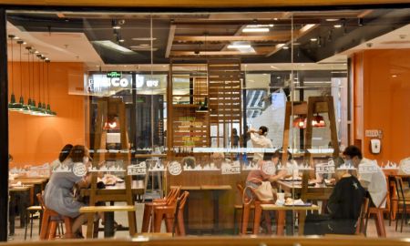 (miniature) Des clients déjeunent dans un restaurant dans un centre commercial à Chaoyang