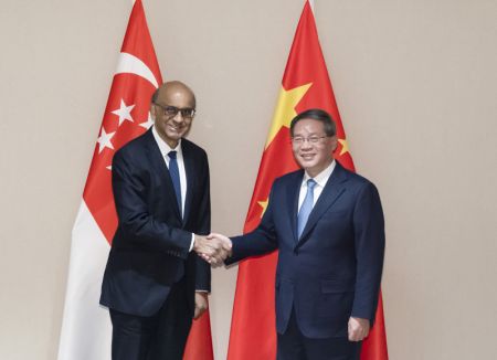 (miniature) Le Premier ministre chinois Li Qiang rencontre le président singapourien Tharman Shanmugaratnam en marge de la réunion annuelle 2024 du Forum économique mondial à Davos