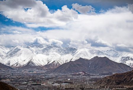 (miniature) Photo prise le 24 février 2023 d'une vue de Lhassa après une chute de neige