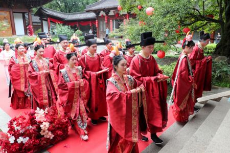 (miniature) Des couples assistent à un mariage collectif à Wuyishan