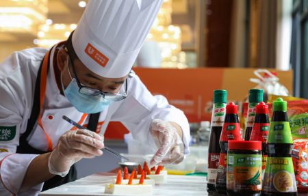 (miniature) Un cuisinier lors d'un concours de cuisine du Sichuan à Chengdu