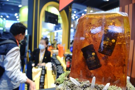 (miniature) Un visiteur se renseigne auprès d'une exposante au stand de produits à base de miel de Nouvelle Zélande dans la zone d'exposition des produits alimentaires et agricoles lors de la 3e édition de l'Exposition internationale d'importation de la Chine (CIIE) à Shanghai