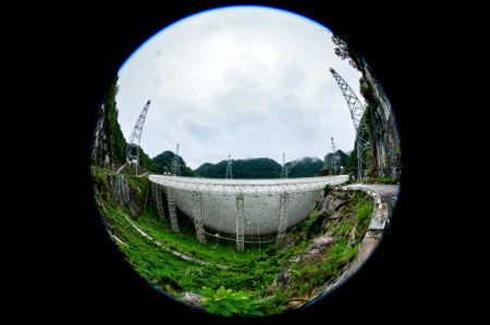 (miniature) Photo prise avec une lentille fish-eye du radiotélescope sphérique de 500 mètres d'ouverture (Five-hundred-meter Aperture Spherical radio Telescope