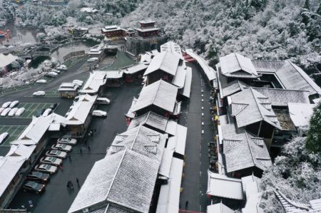(miniature) Photo aérienne de l'ancienne ville de Youzhou recouverte de neige