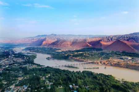 (miniature) Vue aérienne de la section Xunhua dans le cours supérieur du fleuve Jaune dans la province chinoise du Qinghai (nord-ouest)
