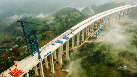(miniature) Aperçu du chantier du grand pont de Dafaqu de l'autoroute Renhuai-Zunyi dans la province chinoise du Guizhou (sud-ouest)