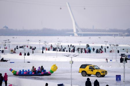 (miniature) Des gens jouent dans un parc de loisirs d'hiver à Harbin