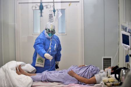 (miniature) Une infirmière prend soin d'un patient du COVID-19 dans une salle d'isolement de l'hôpital Ditan