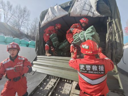 (miniature) Des membres de la Force de la Police armée populaire transfèrent du matériel de secours dans le village de Cuijia du bourg de Liuji
