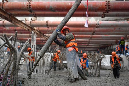 (miniature) Des ouvriers travaillent sur le chantier de la gare ferroviaire de l'Ouest de Hangzhou