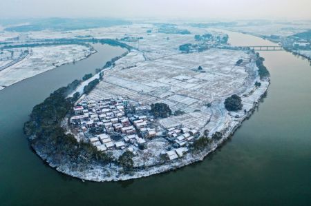 (miniature) Photo aérienne prise le 27 décembre 2021 montrant le paysage hivernal de Yichun