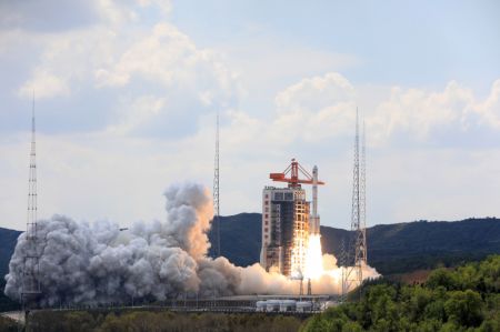 (miniature) Une version modifiée de la fusée porteuse Longue Marche-6 portant le satellite Yaogan-40 décolle depuis le centre de lancement de satellites de Taiyuan