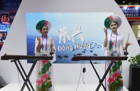 (miniature) Des artistes se produisent avec des instruments de musique traditionnels lors de la 18e Expo Chine-ASEAN à Nanning