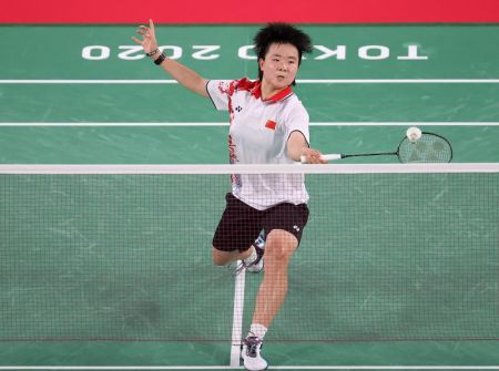 (miniature) La Chinoise He Bingjiao fait un retour lors de la demi-finale du simple femmes de badminton contre la Chinoise Chen Yufei