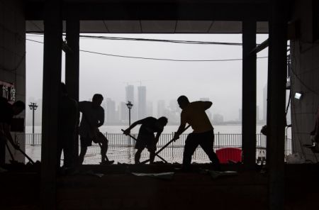 (miniature) Des travailleurs consolident la digue au Temple de Longwang à Wuhan
