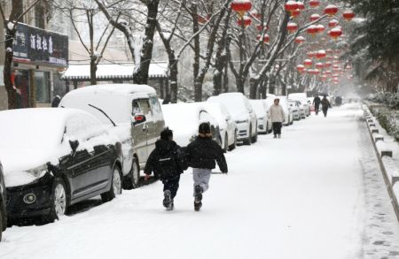 (miniature) Des enfants courent dans une rue sous la neige