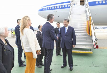 (miniature) Le président chinois Xi Jinping arrive à l'aéroport international de San Francisco pour un sommet avec le président américain Joe Biden et la réunion des dirigeants économiques de la Coopération économique pour l'Asie-Pacifique (APEC) à San Francisco