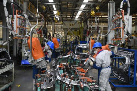 (miniature) Des employés dans une usine du constructeur automobile chinois Chery Holding Group Co
