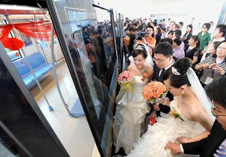(miniature) Mariage groupé dans le métro