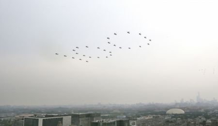 (miniature) Des avions militaires volent en échelons avant une cérémonie marquant le centenaire du Parti communiste chinois (PCC)