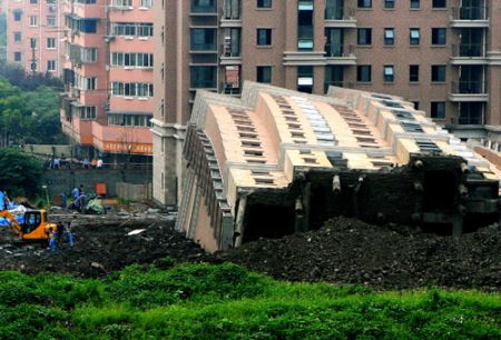 (miniature) Shanghai : Un immeuble tombe façade contre terre (photos)