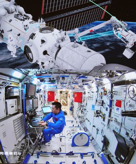 (miniature) Capture d'écran prise le 20 août 2021 au Centre de contrôle aérospatial de Beijing montrant l'astronaute chinois Tang Hongbo à l'intérieur du module central de la station spatiale Tianhe