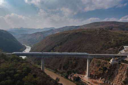 (miniature) Photo aérienne d'un train circulant sur le pont Nanpanjiang le long de la ligne ferroviaire à grande vitesse Mile-Mengzi