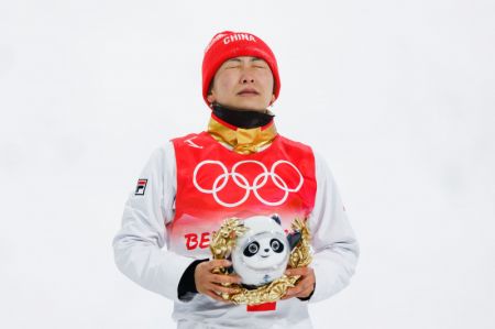 (miniature) La Chinoise Xu Mengtao assiste à la cérémonie de remise des prix après la finale du saut acrobatique femmes des Jeux olympiques d'hiver de Beijing 2022 au Genting Snow Park à Zhangjiakou