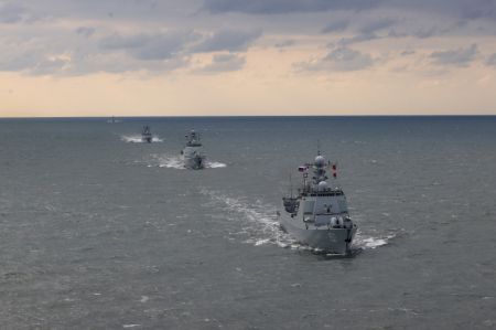 (miniature) Des navires de guerre de la marine chinoise naviguent en formation après l'exercice naval conjoint Joint Sea 2022