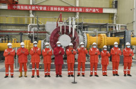 (miniature) Photo des membres du personnel lors de la cérémonie de lancement sur la section Changling-Yongqing du tracé oriental du gazoduc Chine-Russie