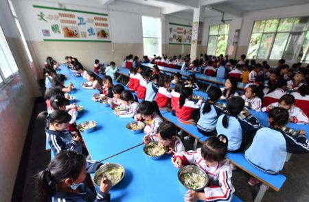 (miniature) Des enfants déjeunent à l'école primaire Sanzhiyang