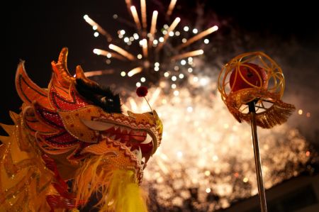 (miniature) Des personnes font une dance du dragon lors du défilé du festival des lanternes de Qiantong au bourg de Qiantong